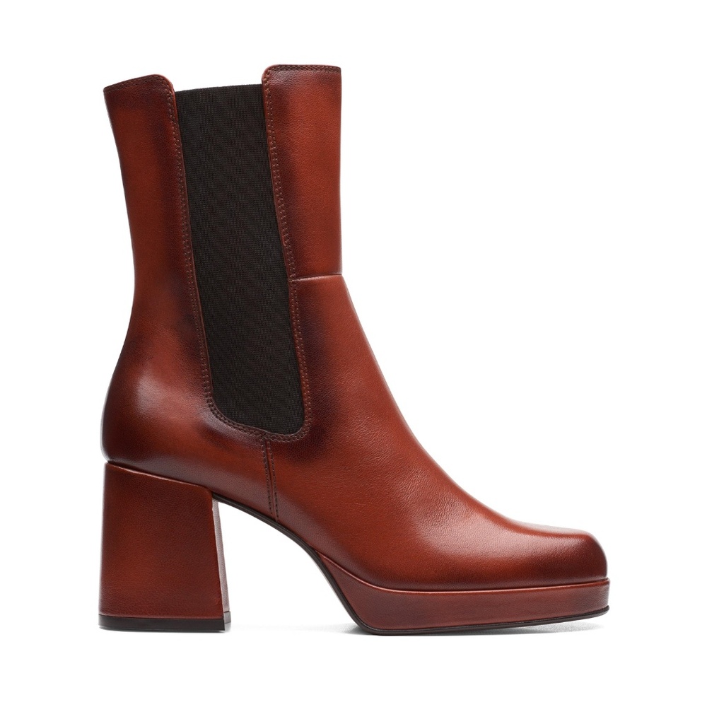 Clarks Womens Pique Up Chelsea Boots in Dark Tan Leather. 26172271
